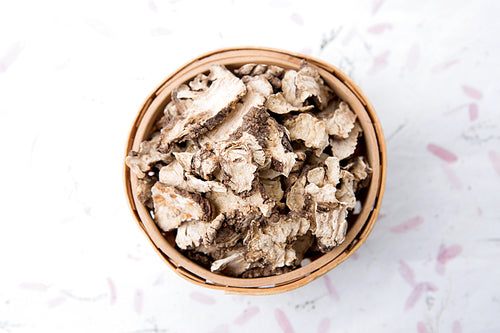 Cây Xuyên Khung Bảo Vệ Sức Khỏe Với Thảo Dược Quý